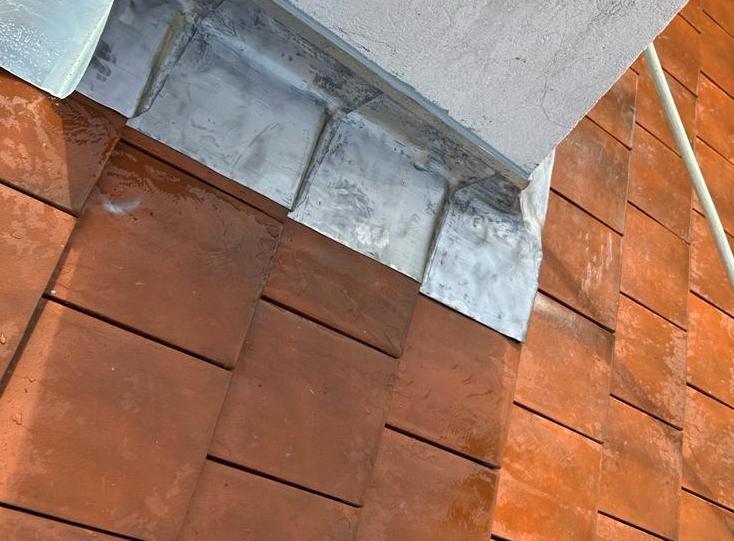 Abergement de cheminée en zinc sur une toiture en tuiles, chantier de Couv'Tal, couvreur à Talange