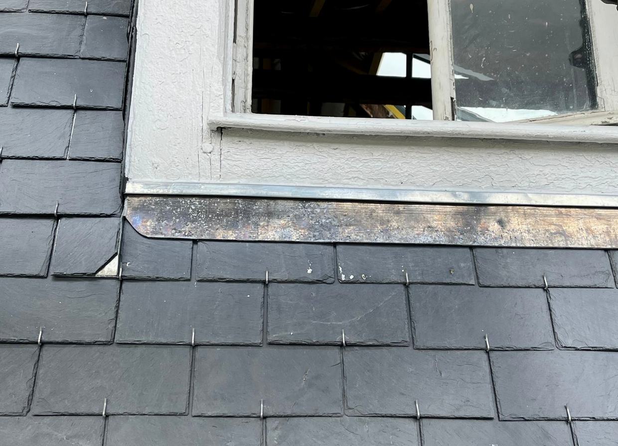 Appui de fenêtre en zinc et ardoises neuves, chantier de Couv'Tal, couvreur à Talange