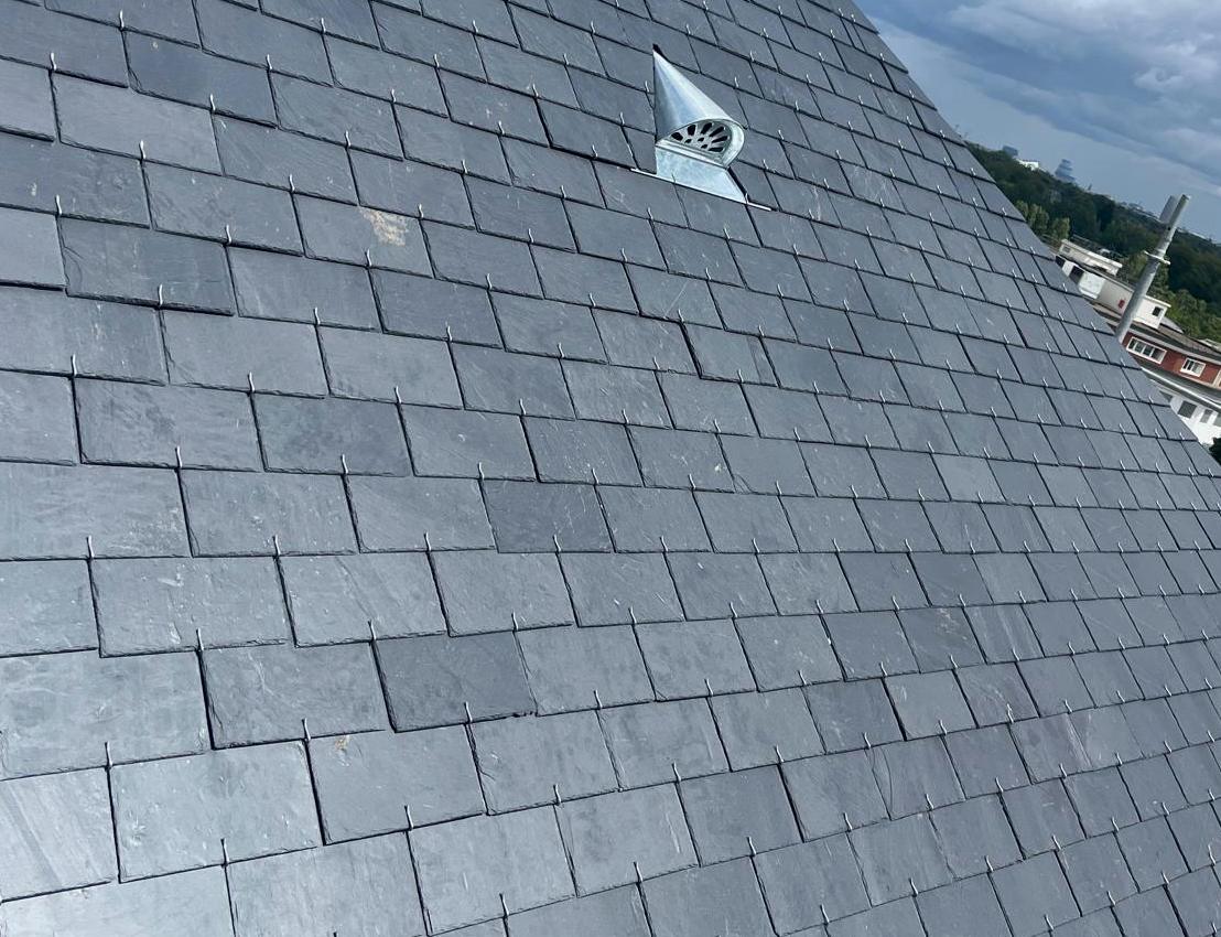 Pan d'ardoise à forte pente avec chatière, chantier de Couv'Tal, couvreur à Talange