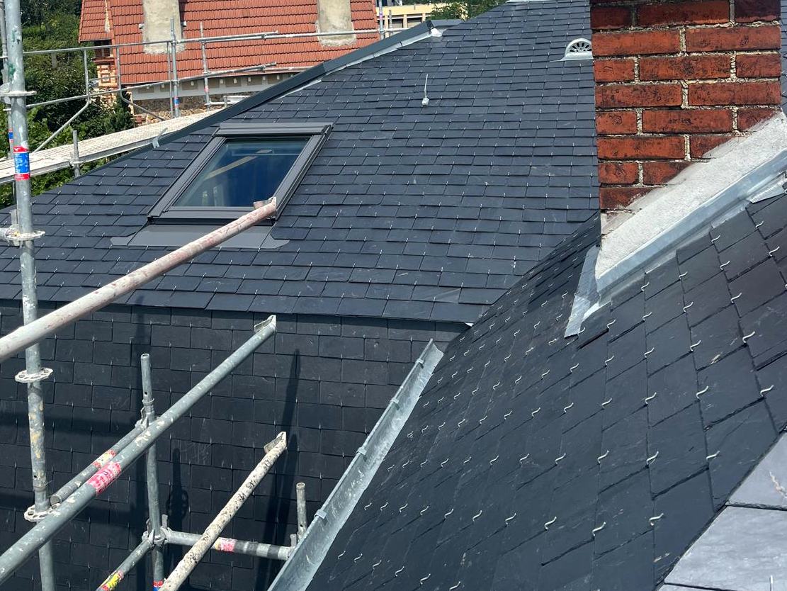Souche de cheminée en brique et toiture en ardoise sous échafaudage, chantier de Couv'Tal, couvreur à Talange