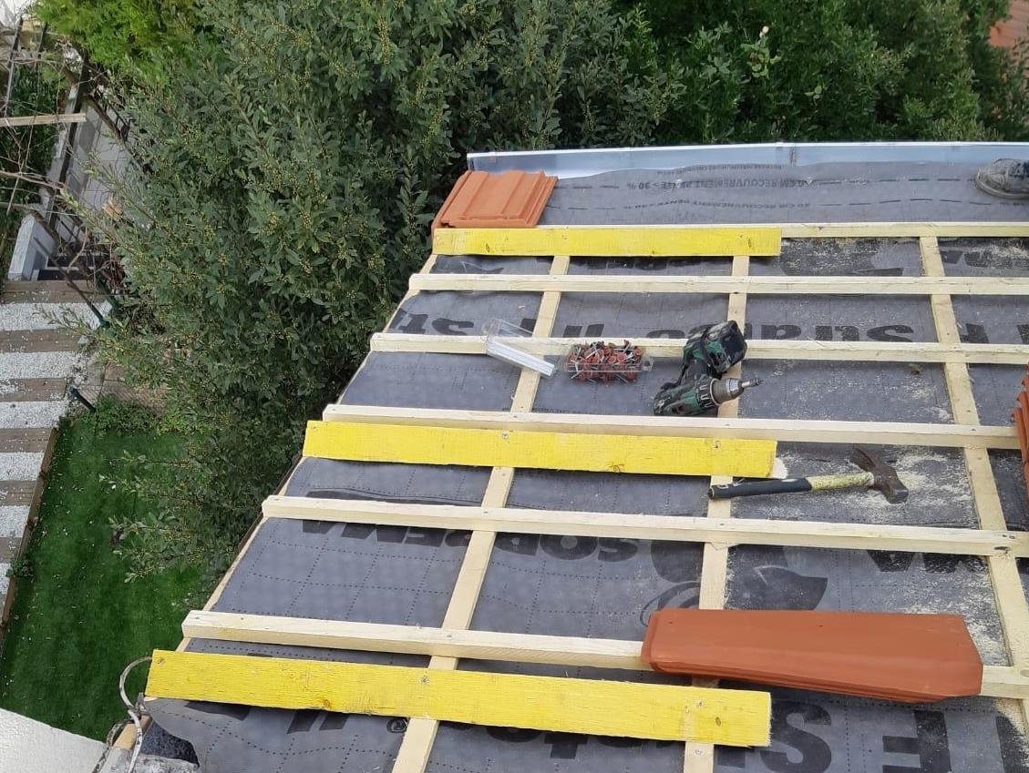 Écran sous-toiture et liteaux neufs avant la pose des tuiles, chantier de Couv'Tal, couvreur à Talange