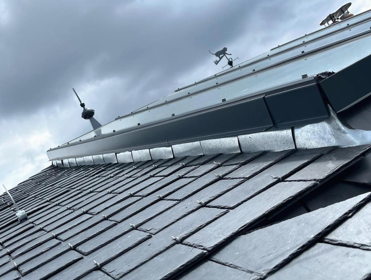 Faîtage et épi de toiture en zinc sur une couverture en ardoise, chantier de Couv'Tal, couvreur à Talange