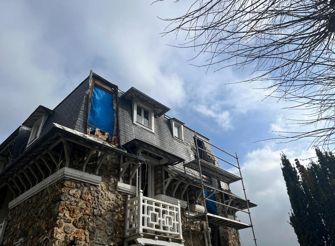 Lucarne protégée par une bâche pendant les travaux de couverture, chantier de Couv'Tal, couvreur à Talange