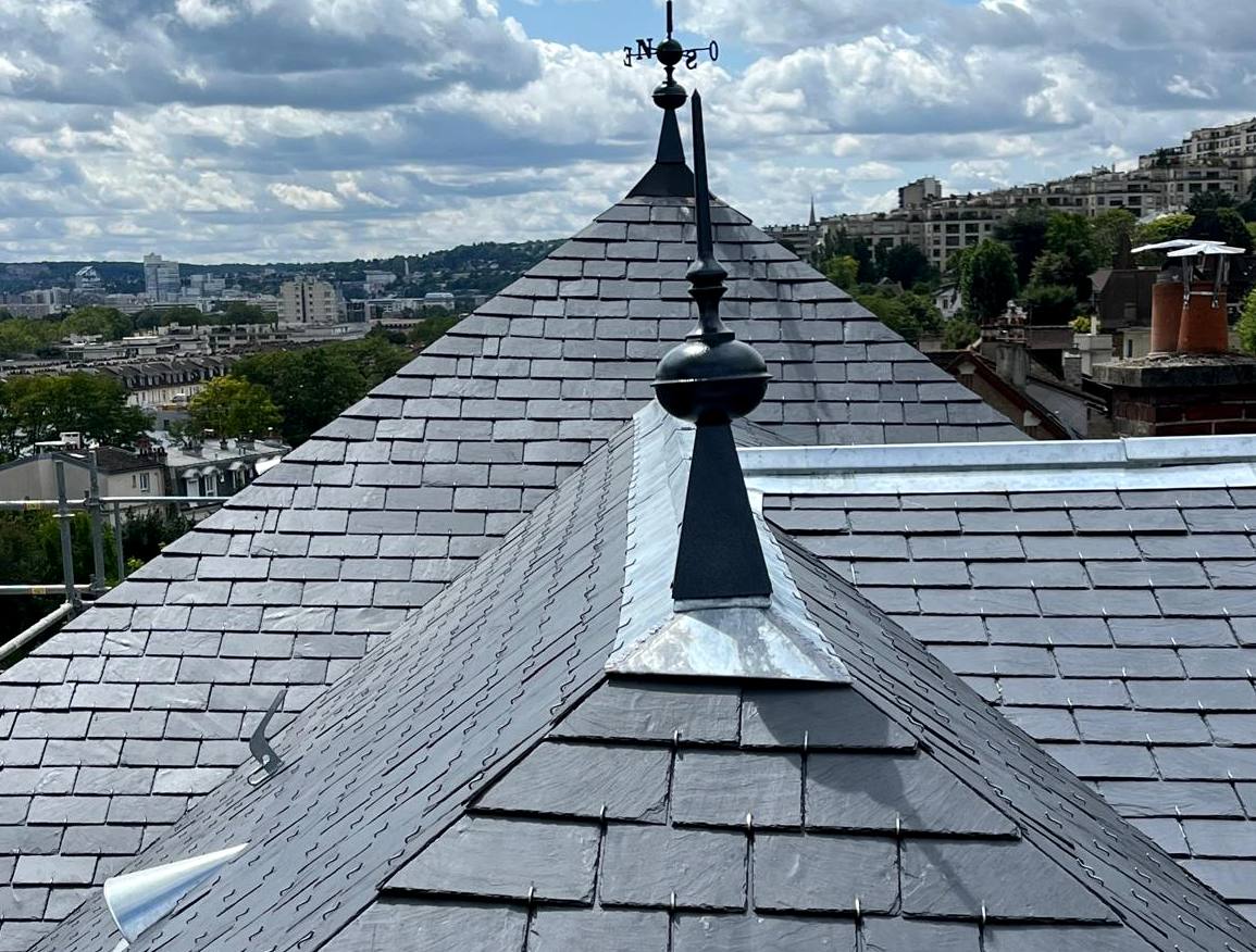 Pointe de toiture en ardoise avec épi en zinc, chantier de Couv'Tal, couvreur à Talange