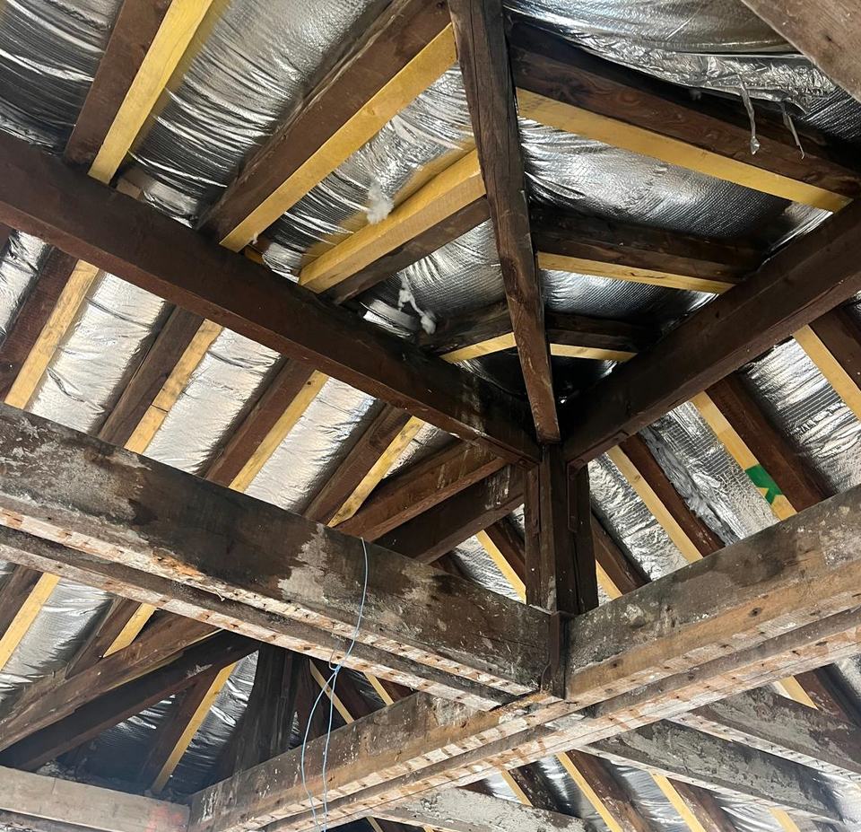Assemblage de charpente bois et chevrons renforcés, réalisation de Couv'Tal, couvreur à Talange
