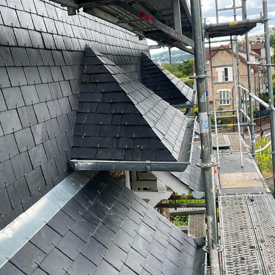 Lucarne habillée d'ardoise avec bavette en zinc, réalisation de Couv'Tal, couvreur à Talange