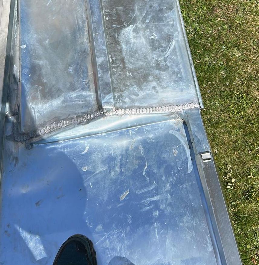Raccord de zinc soudé à l'étain sur une couverture métallique, réalisation de Couv'Tal, couvreur à Talange
